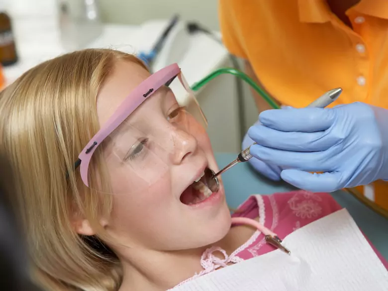 Czy zęby mleczne leczy się kanałowo