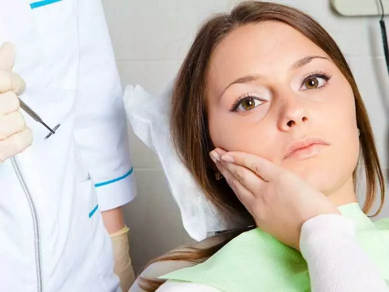 Jak pomóc obolałym dziąsłom?