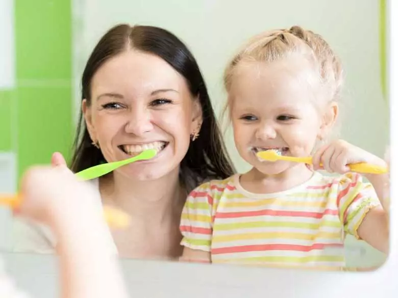 Nadmierne, intensywne szczotkowanie zębów - nie rób tego, to szkodzi zębom!