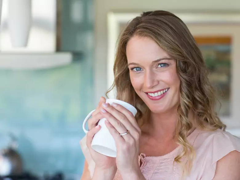 Dlaczego kawa, fit napoje i witamina C mogą szkodzić zębom bardziej, niż się wydaje?