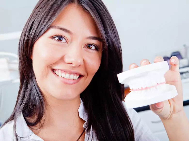 Protezy, implanty, komórki macierzyste - współczesne możliwości uzupełniania braków w uzębieniu