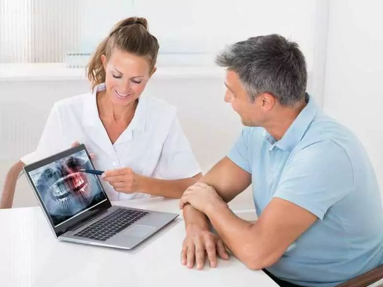 Jak rozwiązać 4 najczęstsze problemy z zębami po 50-tce?