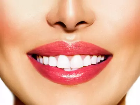 Wybielanie zębów za pomocą lampy